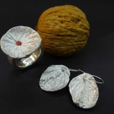 Metalclayschmuck mit Abdruck von Baumnuss