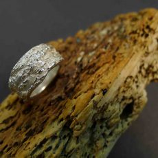 Fingerring mit Oberflächenabdruck von Baumrinde